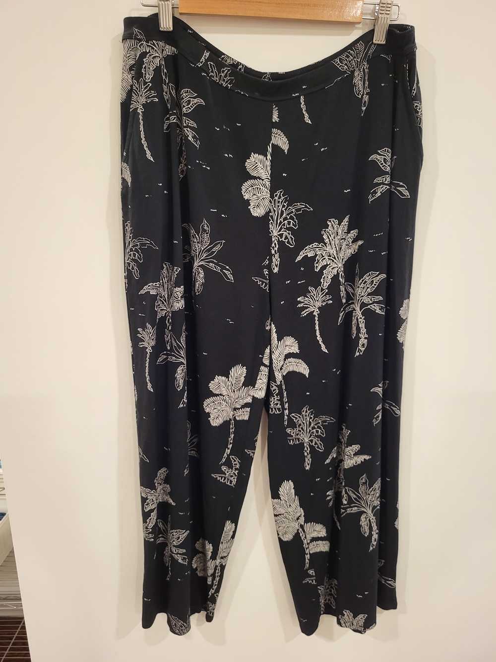J Jill Wearever Collection Women's Full Leg Cropped Pants L Black PalmTree Print